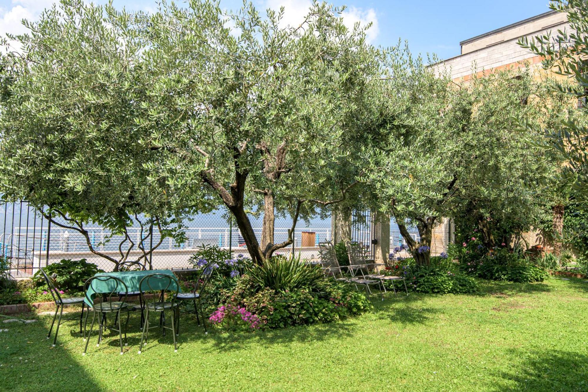 Residenza Di Prestigio In Riva Al Lago Marone Loft Bagian luar foto