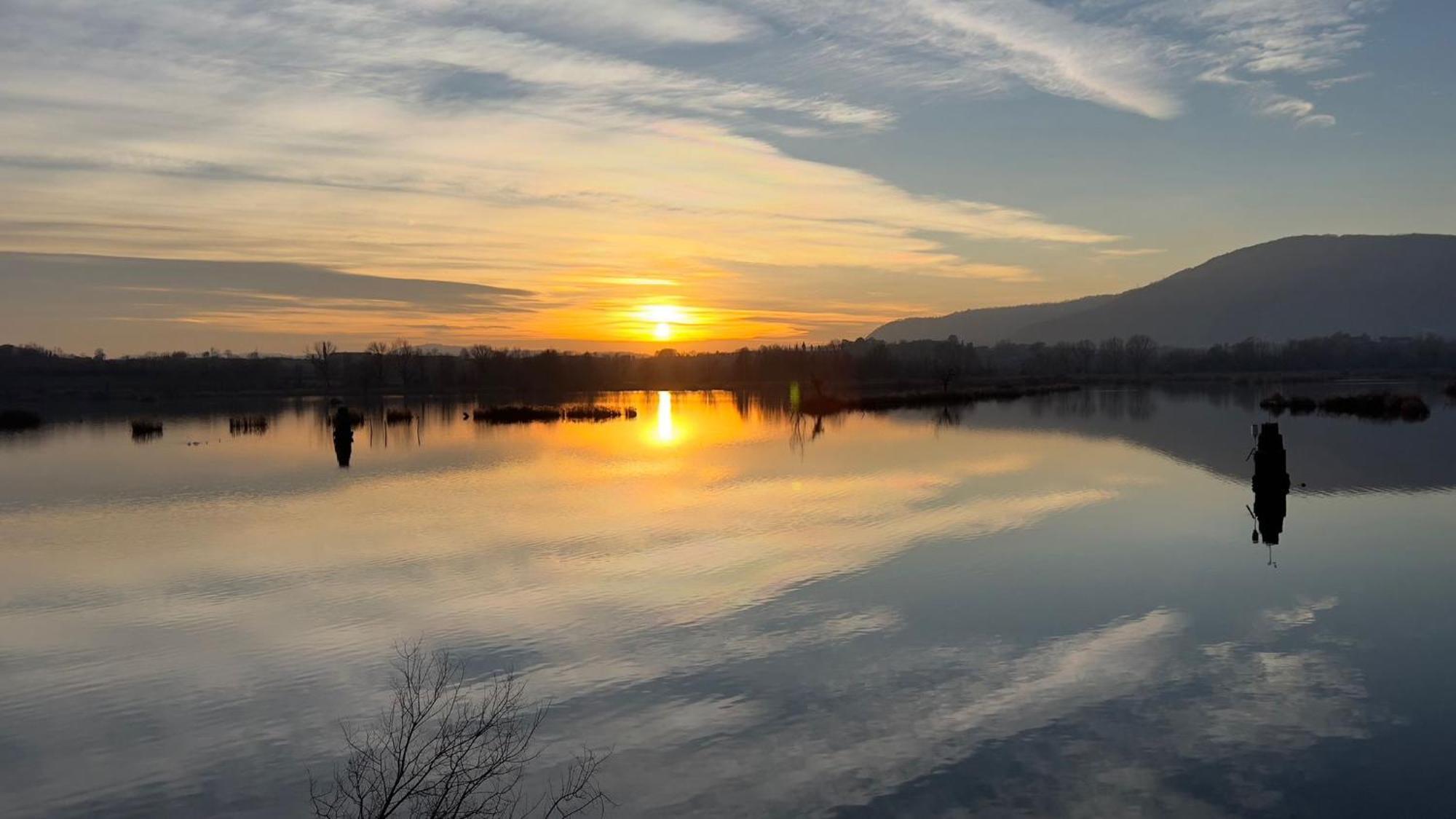 Residenza Di Prestigio In Riva Al Lago Marone Loft Bagian luar foto